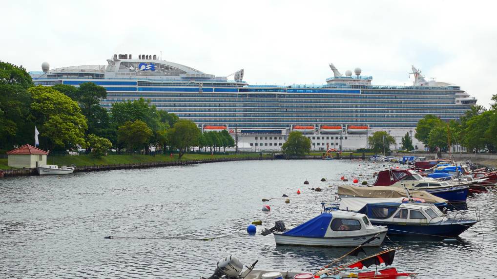 Der Alte Strom von Warnemnde, im Hintergrund die Royal Princess