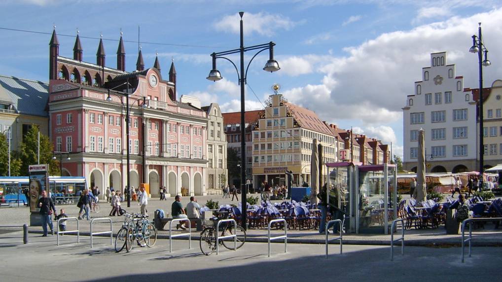 Neue Markt mit dem Rathaus