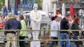 Weie Plastik auf der Bahnhofsbrcke