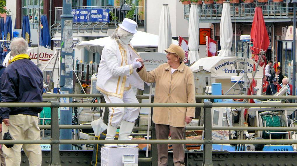 Weie Plastik auf der Bahnhofsbrcke