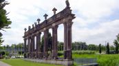 Historischen Säulengruppe und Statuen Neptun-Bassin