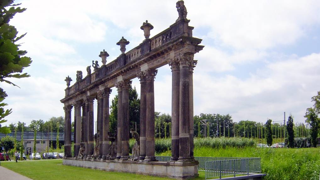 Historischen Sulengruppe und Statuen Neptun-Bassin