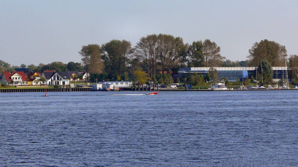 Wohngebiet von Langenort am Ufer der Unterwarow