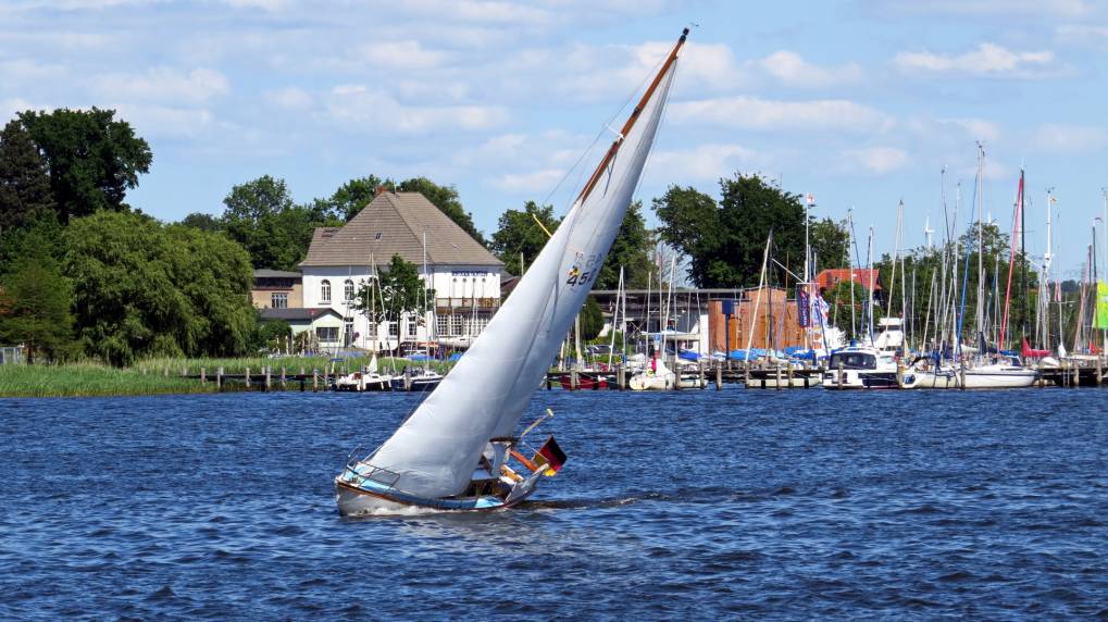 Segeln im Stadhafen von Rostock