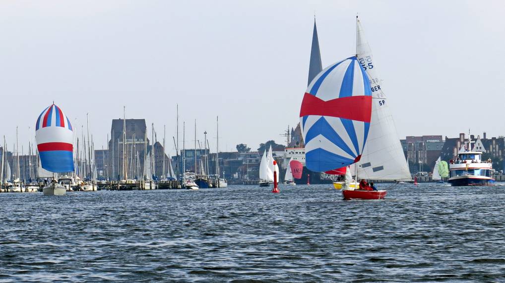 Segeln im Stadhafen von Rostock