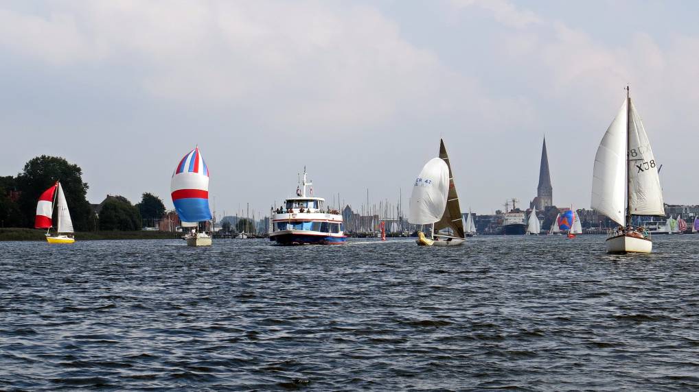 Segeln im Stadhafen von Rostock