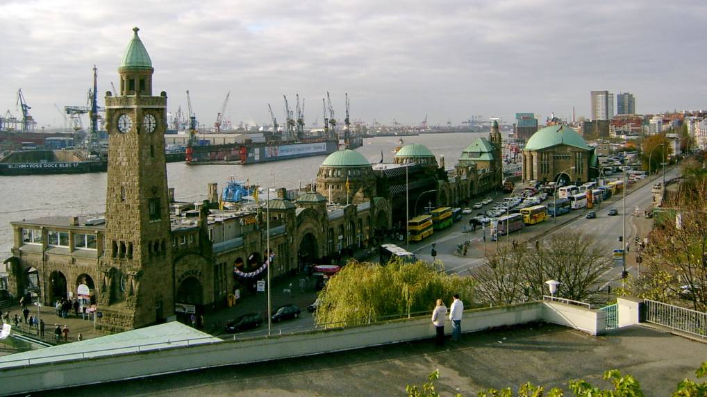 St. Pauli Landungsbrcken und der Glasenturm