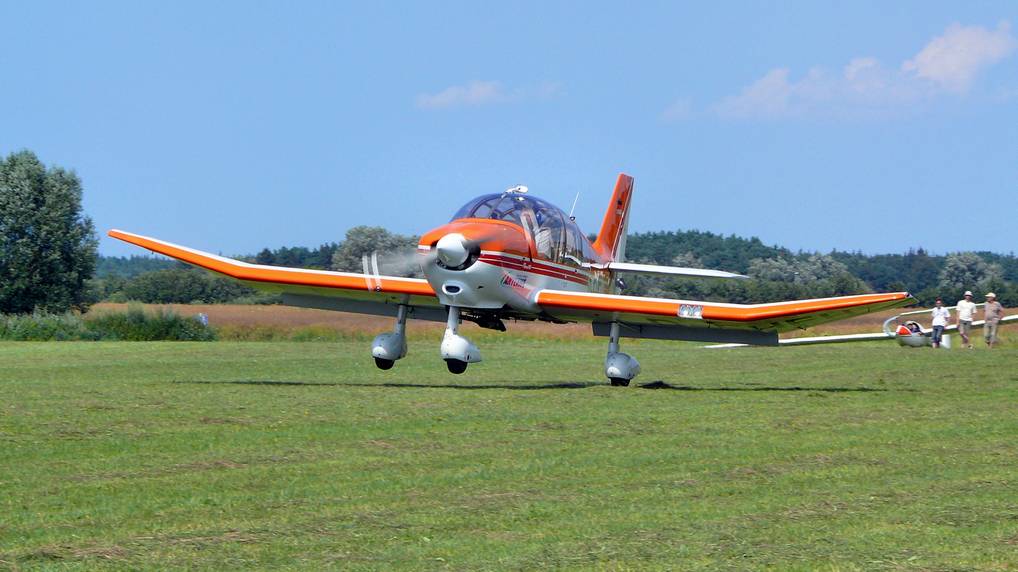 Flugplatz Purkshof und Jodel Robin DR 400/180