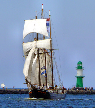  Die Hendrika Bartelds im Seekanal vor Warnemünde 